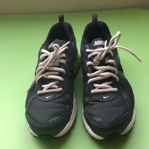 Kids 6y Nike dart 9 black and white